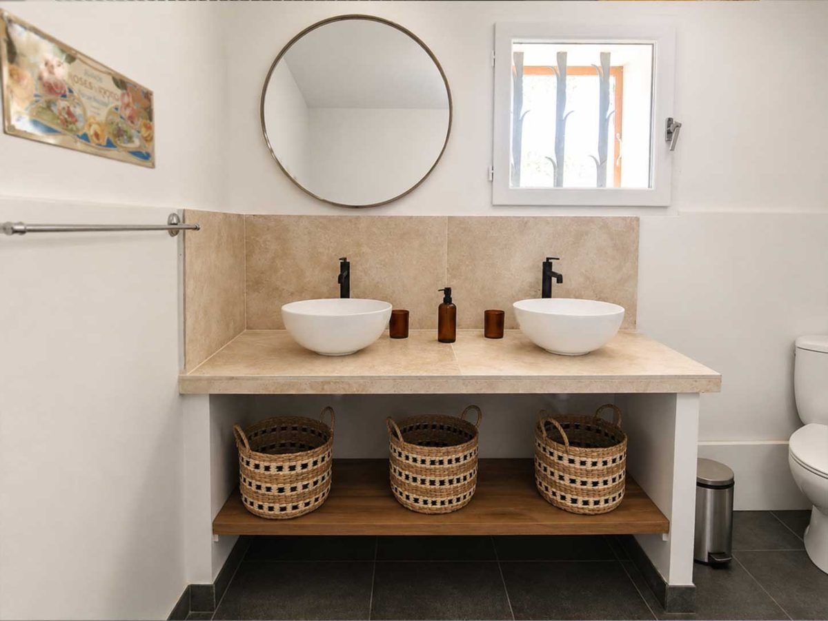 Salle de bain — double vasque avec paniers en osier
